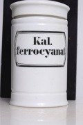 Porcelanowy słój apteczny pojemnik aptekarski.