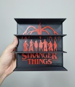 Półka na figurki Stranger Things Kinder Joy figurek Ekspozytor