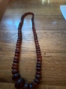 Zabytkowe korale z bursztynu