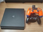 PlayStation 4 slim 500 GB + 2 pady