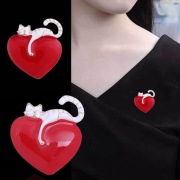 Broszka Kot na Czerwonym Sercu Modna Elegancka Przypinka Prezent GIFT
