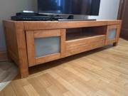 Drewniana szafka RTV z przeszklonymi frontami – solidna, z charakterem