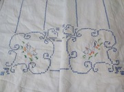 Ręcznie haftowany obrusik 110x76