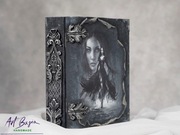 Szkatułka w kształcie księgi antracytowa grafika kobiety handmade