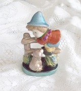 vintage figurka z chłopczykiem, chłopiec figurka rustykalna retro