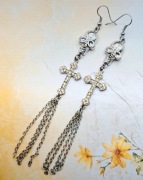 Czaszki czaszka krzyże krzyżyki goth gothic alternative modne kolczyki