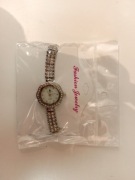 Elegancki srebny  zegarek damski z cyrkoniami stal chirurgiczna 