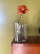 Przezroczysty wazon w kształcie sześcianu