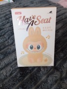 Maskotka Labubu Have A Seat 