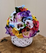 Kolorowy stroik z bratków obciążony na grób lub do domu