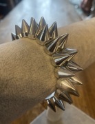 Bransoletka na rękę kolczatka ćwieki