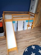 Łóżko dziecięce ze zjeżdżalnią