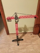 Dźwig na baterie z samochodem budowlanym 