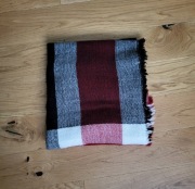 Czerwono-czarny szalik w kratę