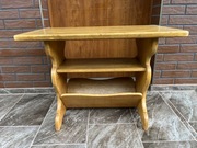 Dębowy stolik z półkami na gazety