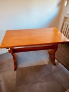 Drewniany stół – solidny, lakierowany, stan bardzo dobry