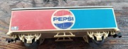 model wagonu kolejowego z logo Pepsi,