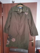 Oliwkowy płaszczyk z haftem