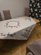 Obrus ręcznie wyszywany na płótnie z motywami kurpiowskimi