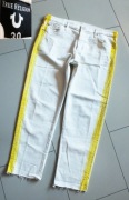 True Religion fajne w bieli z lampasem do kostek r.30