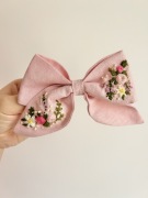 Lniana spinka haftowana kokardka kwiaty