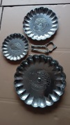 Vintage PRL – komplet 3 metalowych pater z uchwytem | motyw winogron retro