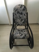 Czarny, wygodny, drewniany fotel bujany