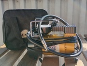 METALOWY KOMPRESOR SAMOCHODOWY Z MANOMETREM DO POMPOWANIA KÓŁ 12V TORBA 10B