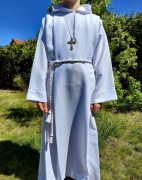 Alba komunijna chłopięca z kapturem+krzyż i sznur (rozm.4 tj. ok 140)