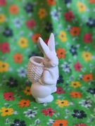Figurka królik z koszykiem – gips ceramiczny, rękodzieło
