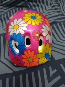 Różowy kask na rower w kwiatki