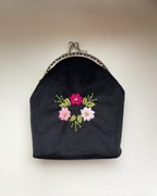 Portmonetka czarna Kwiaty , haftowana ręcznie, prezent na Święta, portfelik