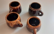 4 małe ceramiczne dzbanuszki, mają po 4cm wysokości. 