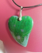 Duże, zielone serce z agatu, wisiorek na rzemyku
