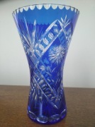 Wazon kryształowy w kolorze kobaltowym. Lata 70.