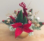  Świąteczny stroik z reniferem w złotej donicy  dekoracja bożonarodzeniowa