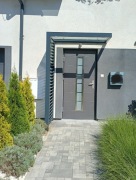 Nowoczesny Daszek Aluminiowy z Lamelami i Szkłem – Model PREMIUM