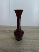 Elegancki wazon szklany – rubinowa czerwień, smukła forma