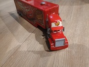 zabawkowy transporter Mattel Disney Pixar Maniek z serii "Auta". 