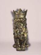 Figura Dekoracyjna - Siedzący Królewski Lew - doniczka (Coqette, Royalcore)