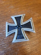 Krzyż żelazny I klasy niestgnowany, magnetyczny.
