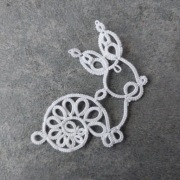 Zawieszka frywolitka Królik biały