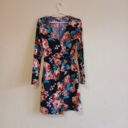 Sukienka w kwiaty Yumi czarna 36 S