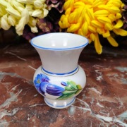 Wazonik z ręcznie malowanym niebieskim kwiatem - Lichte - 8,6 cm
