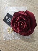 Brelok z róży ręcznie zrobionej ze wstążki 