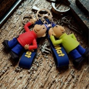 Breloczek z Zabawnymi Majsterkiwiczami do Kluczy Plecaka Gadżet Prezent 