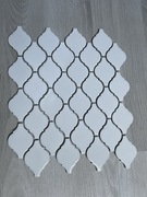 Biała mozaika ceramiczna Arabeska, mała, porcelanowa, szkliwiona.