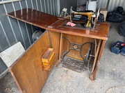 Stara maszyna Singer z szafką 