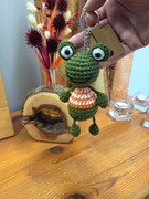 Szydełkowa żabka w pomarańczowym sweterku spory brelok zawieszka dekoracja 