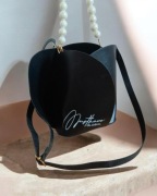 Musthave Global markowa czarna elegancka torebka kuferek rączka perełki pas